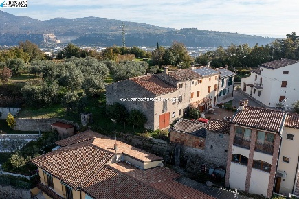 Foto Rustico a Cavaion Veronese Cavajon Veronese di 275 m² con 8 locali