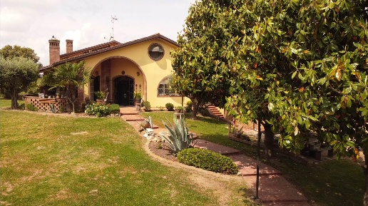 Foto Casa indipendente a Solesino Centro di 170 m² con 8 locali in vendita
