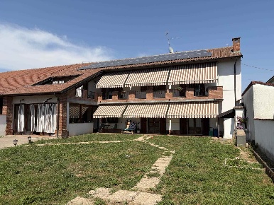 Foto Casa indipendente a Mortara Centro di 260 m² con 9 locali in vendita