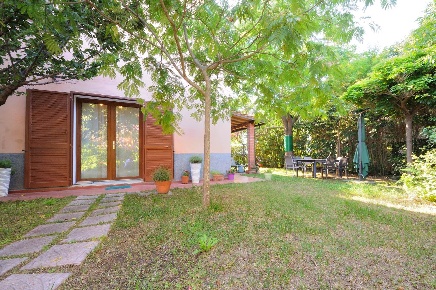 Foto Rustico a Campiglia Marittima di 244 m² con 8 locali in vendita