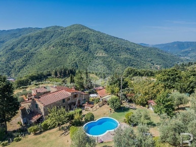 Foto Rustico in loc. Vicorati, Dicomano di 255 m² con 10 locali in vendita