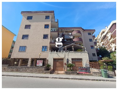Foto Appartamento in Roberto Virtuoso, Salerno di 144 m² con 5 locali