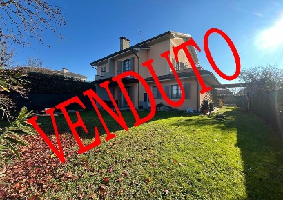 Foto Villa bifamiliare in Via berlinguer 25, Ozzero di 207 m² con 4 locali