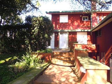 Foto Villa bifamiliare in Largo Olgiata 15, Roma Olgiata di 600 m²