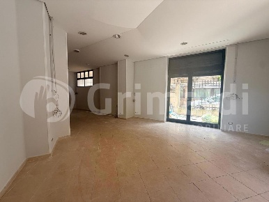 Foto Negozio in Via XXVII Luglio 116, Messina Battisti - Avignone di 54 m²
