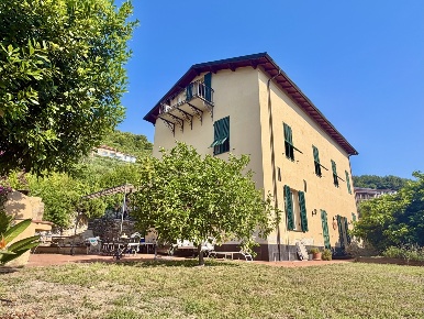 Foto Villa unifamiliare in Via Campi Rossi 54, Imperia di 300 m² in vendita