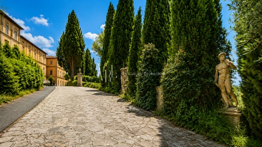 Foto Villa bifamiliare a Tivoli Centro di 1300 m² in vendita
