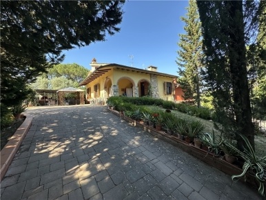 Foto Villa unifamiliare in VIA ROMOLA 1, Scandicci di 144 m² con 7 locali