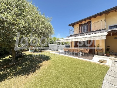 Foto Villa a schiera in via rebuschini, Besozzo Centro di 130 m² in vendita