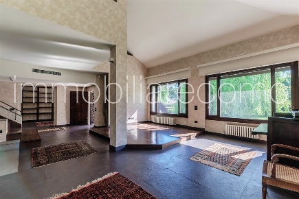Foto Villa unifamiliare in via per Montorfano, Capiago Intimiano di 420 m²