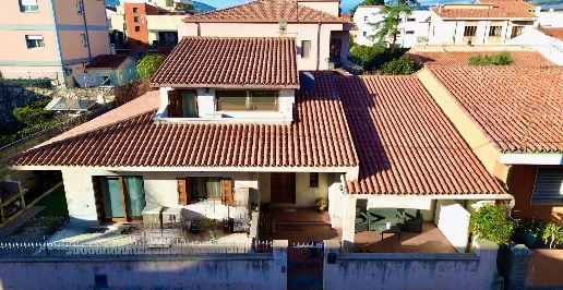 Foto Villa singola in Via Bramante, Olbia di 242 m² con 11 locali