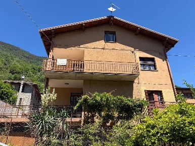 Foto Casa indipendente in VIA PORRO, Edolo Centro di 105 m² con 6 locali