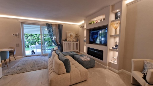 Foto Villa bifamiliare a Camaiore Lido di Camaiore di 170 m² con 5 locali