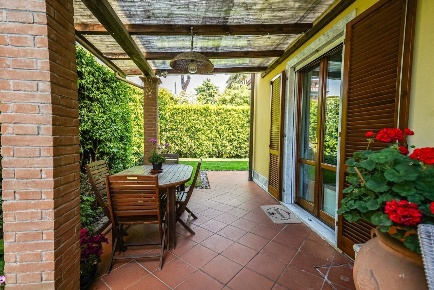 Foto Villa a schiera a Massa Marina di Massa Centro di 120 m² con 5 locali