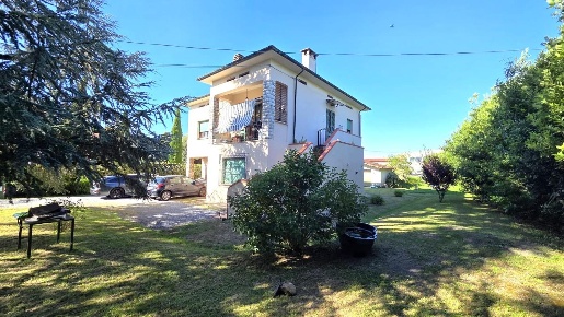 Foto Villa bifamiliare a Porcari Centro di 125 m² con 5 locali in vendita
