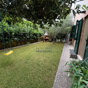 Foto Casa indipendente a Colle di Val d'Elsa di 220 m² con 8 locali