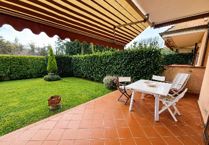 Foto Villa bifamiliare a Montignoso Cinquale di 90 m² con 4 locali