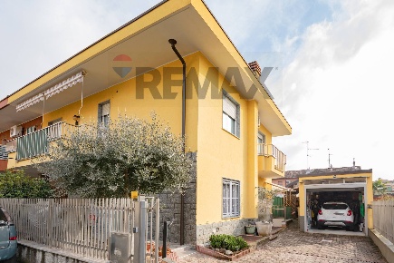 Foto Case semi ndipendenti in Vicolo Ariosto 5, Rho Terrazzano di 190 m²