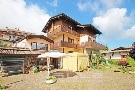 Foto Villa unifamiliare in via Vulcano, Selvino di 770 m² con 15 locali