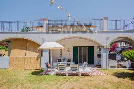 Foto Villa unifamiliare in Via Napoli 170, Bari Libertà di 312 m²