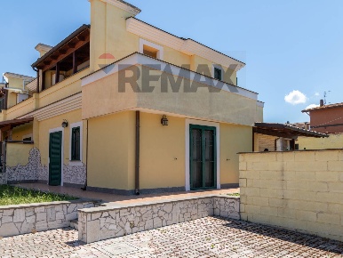 Foto Villa a schiera in VIA AGUGLIANO 6, Roma Corcolle di 80 m² in vendita