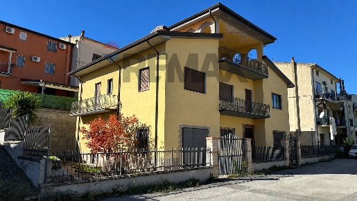 Foto Villa unifamiliare in Viale della Repubblica 34/36, Altomonte Centro