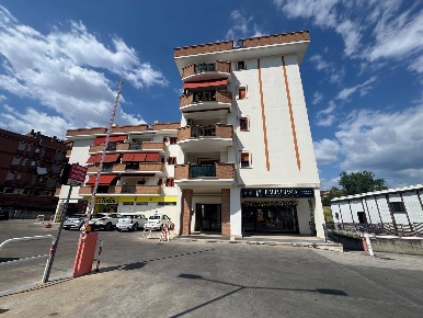 Foto Locale commerciale in Via Amendola 108A, Mentana Centro di 106 m²