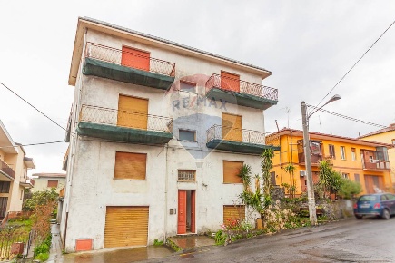 Foto Casa indipendente in Via cassone 25, Zafferana Etnea Centro di 700 m²