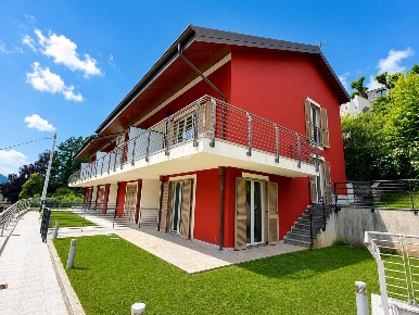 Foto Case semi ndipendenti in VIA LAZZARETTO 40, Asso Centro di 227 m²