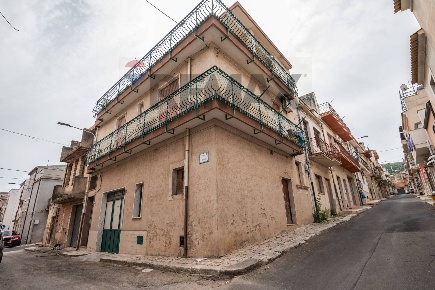 Foto Casa indipendente in via Fenice 1, Comiso Centro di 175 m² in vendita