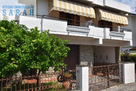 Foto Casa indipendente in Via della Gronda 100, Viareggio di 290 m²