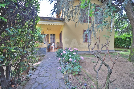 Foto Villa unifamiliare in VIA DEI TIGLI 11, Busnago di 277 m² con 4 locali