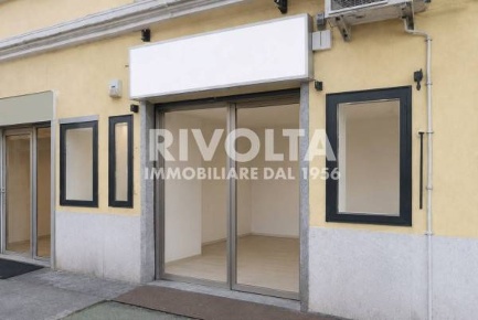 Foto Locale commerciale in Via Della Farnesina, Roma di 58 m² con 2 locali