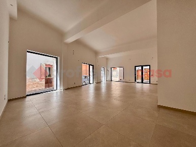 Foto Negozio in Via Canonico Filotico 6, Manduria Centro di 100 m²