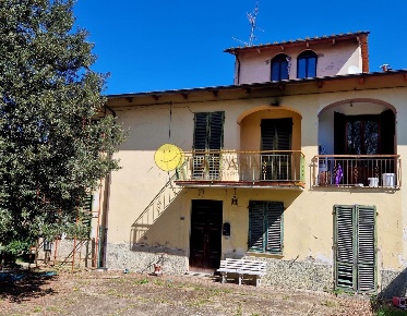 Foto Casale a Reggello di 380 m² con 14 locali in vendita
