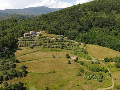 Foto Rustico in Via Arzengio, Pontremoli di 636 m² con 9 locali in vendita