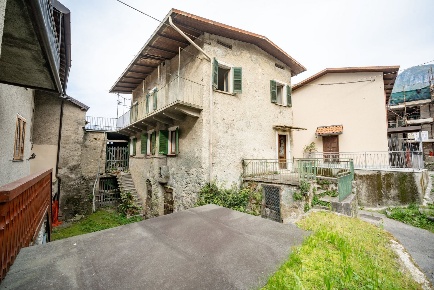 Foto Casa indipendente in Contrada S. Abbondio, Mandello del Lario Centro