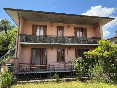 Foto Appartamento in via europa, Pontremoli Centro di 166 m² con 5 locali