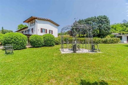 Foto Villa unifamiliare a Trofarello Centro di 350 m² con 8 locali