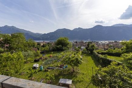 Foto Appartamento a Mandello del Lario Centro di 135 m² con 4 locali