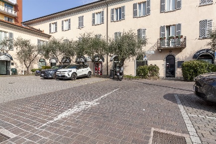 Foto Locale commerciale in Piazza Matilde Carcano, Mandello del Lario