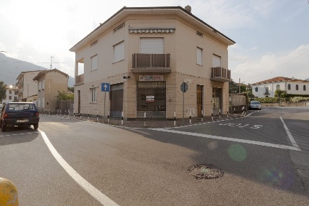 Foto Locale commerciale in Via Diaz, Mandello del Lario Centro di 35 m²