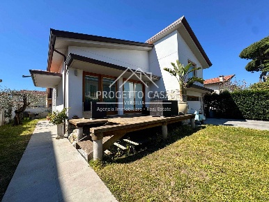 Foto Casa indipendente in via cimarosa, Camaiore Lido di Camaiore di 100 m²