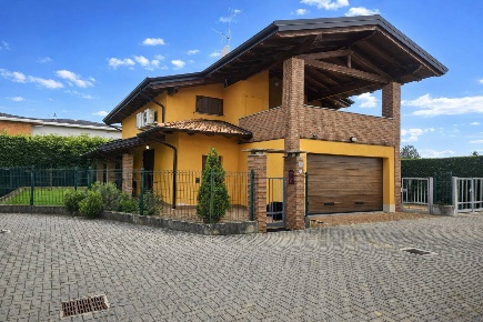 Foto Villa unifamiliare in Via Isonzo 8, Oleggio Centro di 217 m²