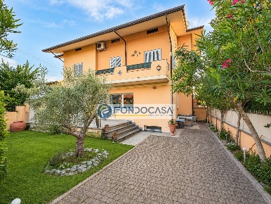 Foto Case semi ndipendenti in Via Pardini, Massa Cinquale di 190 m²