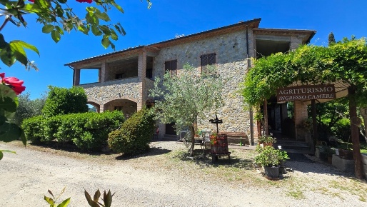 Foto Agriturismo a Baschi di 700 m² in vendita