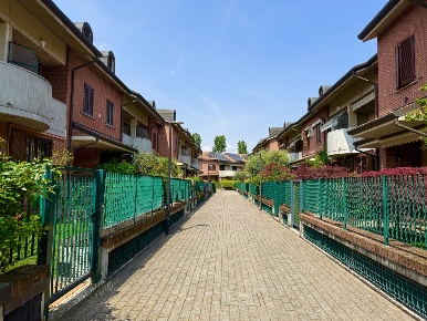 Foto Villa bifamiliare in Via Luigi Settembrini 14, Cinisello Balsamo