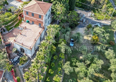 Foto Villa unifamiliare in Via Regione Cappelle 4, Taggia di 350 m²