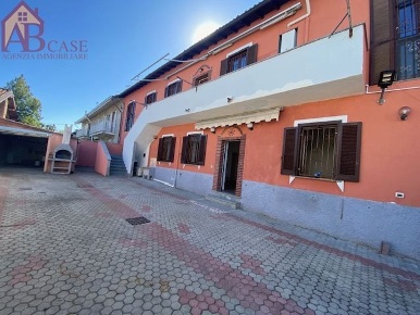Foto Casa indipendente a Borgo San Siro Centro di 260 m² con 8 locali