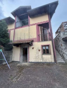 Foto Villa unifamiliare a Divignano di 233 m² con 7 locali in vendita